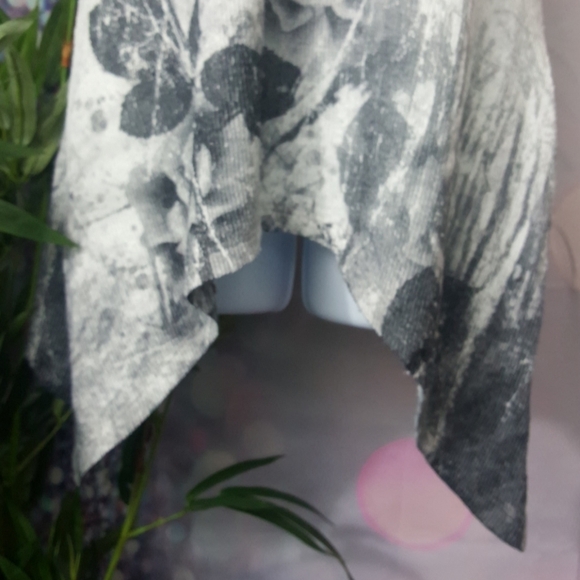 Black-white rose ribbed gem tank top size small - Picture 3 of 8